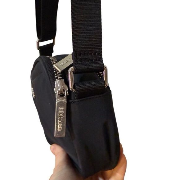 Lululemon Crossbody Camera Bag 2L Black - Picture 6 of 11